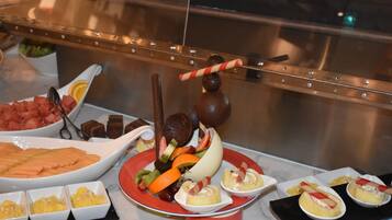 每日供应自助式早餐(每人 AED 41)