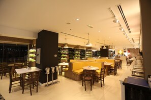 Breakfast, lunch and dinner served - Pearl Marina Hotel Apartments (Dubai)