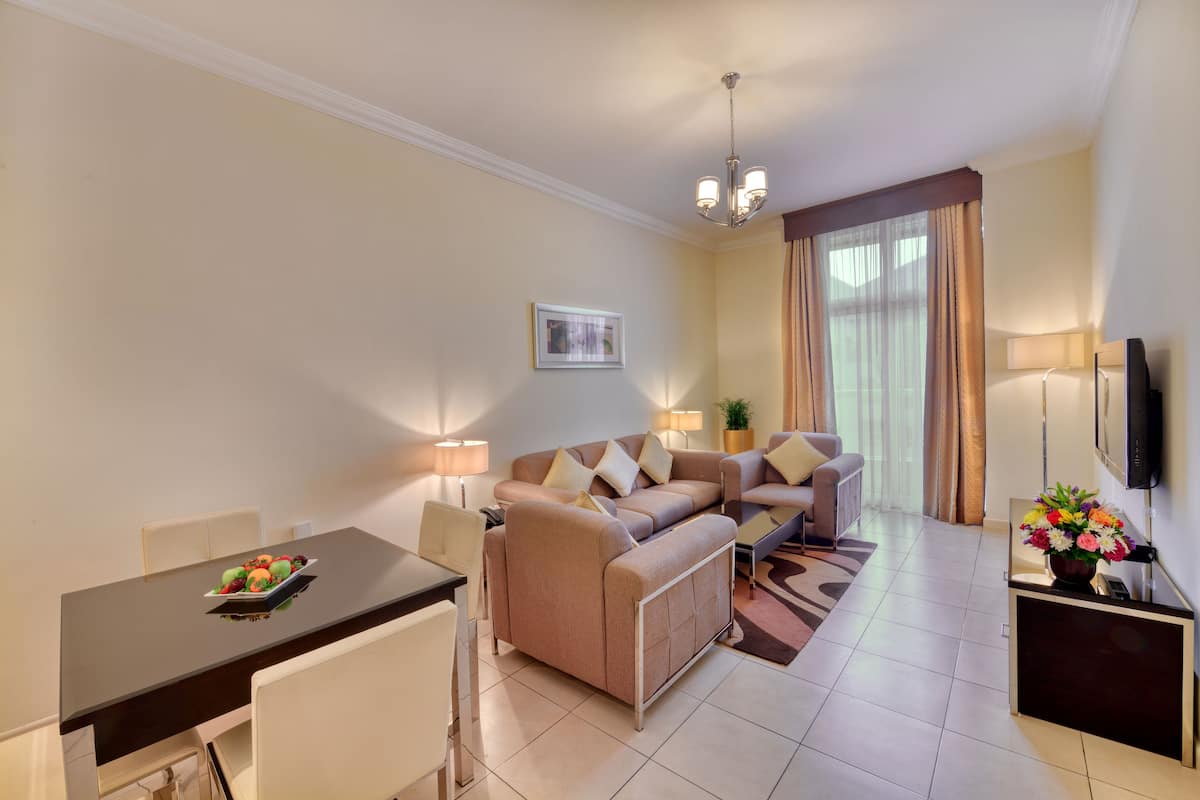Ein modernes Wohnzimmer mit Sofa, Couchtisch und Essbereich.