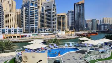 室外游泳池,07:00 至 19:00 开放,池畔遮阳伞,日光浴躺椅