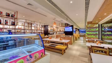 供應早餐、午餐、晚餐;多國菜