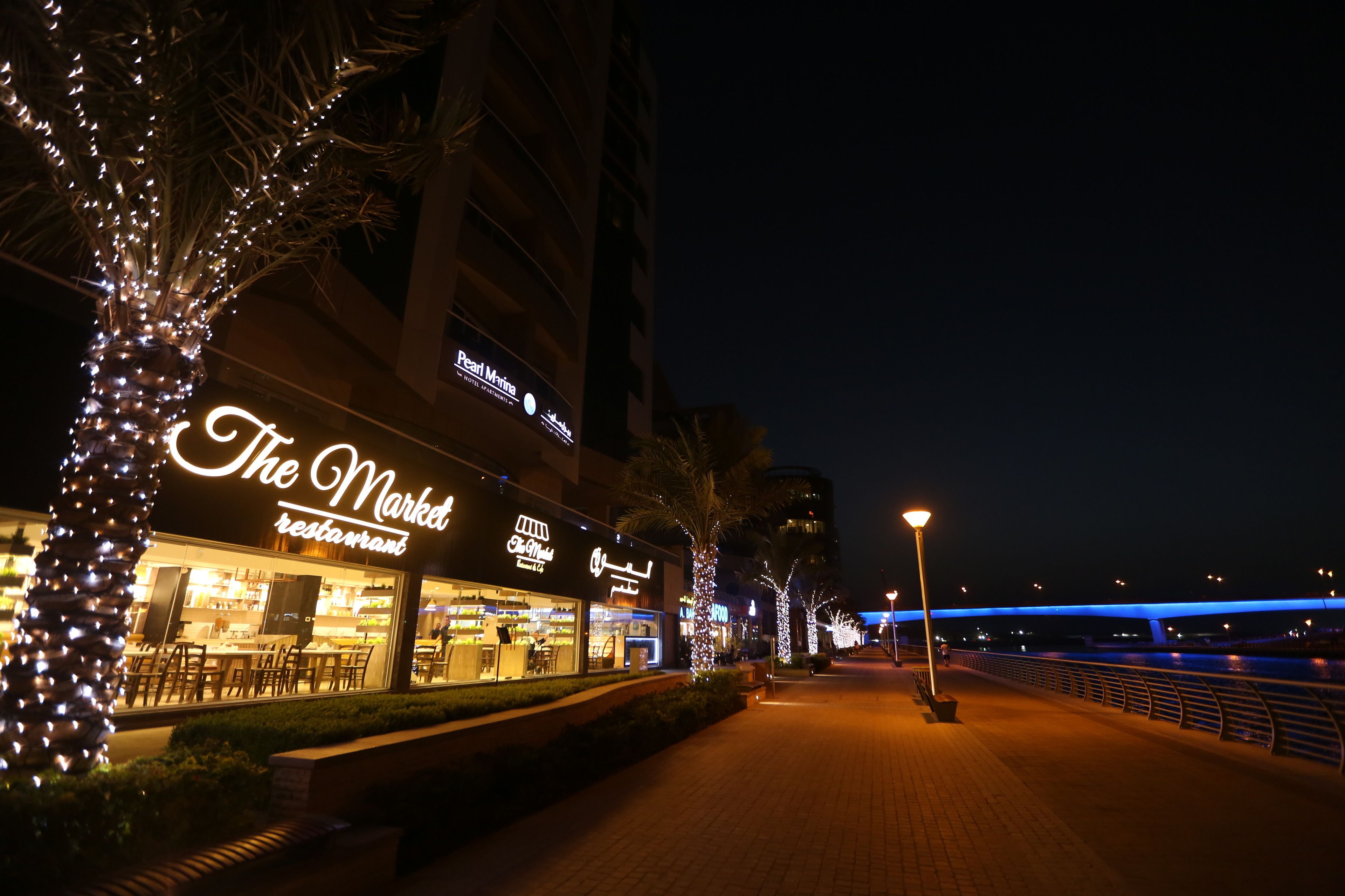 breakfast, lunch, dinner served; international cuisine