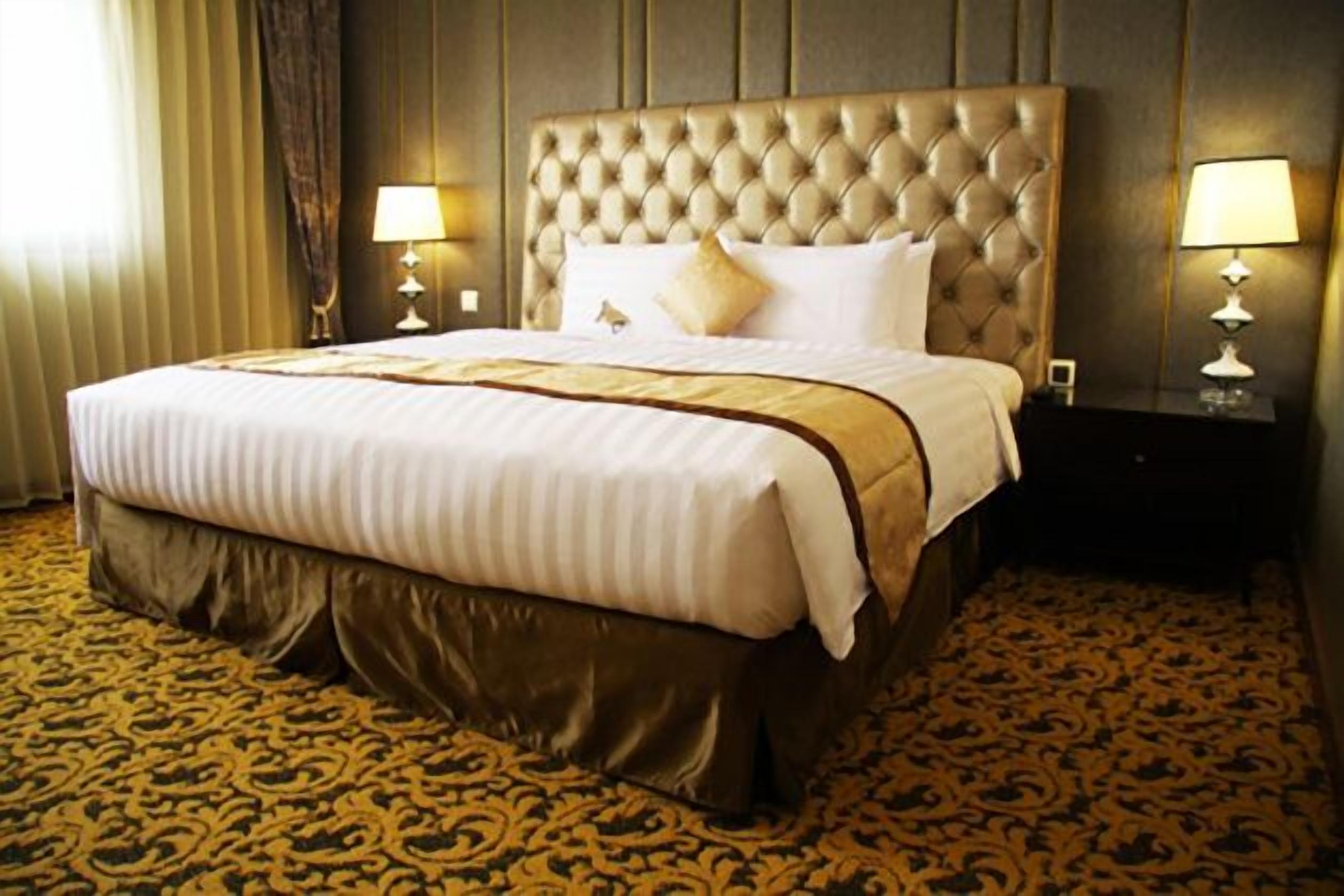 羽毛の掛け布団、セーフティボックス (室内)、ノートパソコン用作業スペース、遮光カーテン