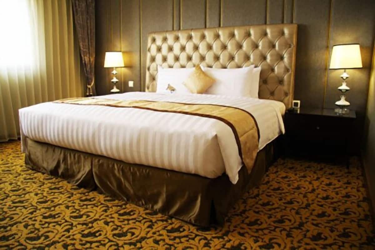 Down comforters, in-room safe, laptop workspace, blackout drapes