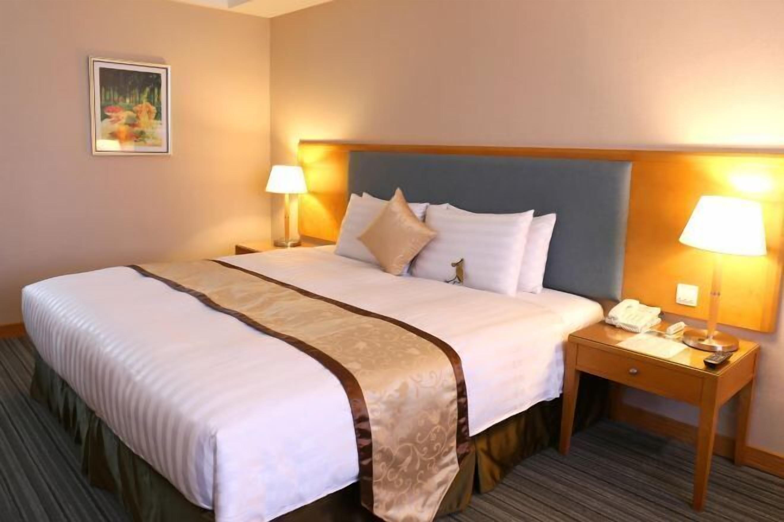 羽毛の掛け布団、セーフティボックス (室内)、ノートパソコン用作業スペース、遮光カーテン