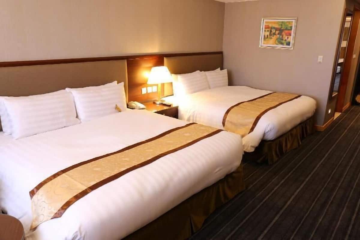 Edredons de pluma, cofres nos quartos, espaço de trabalho para notebook