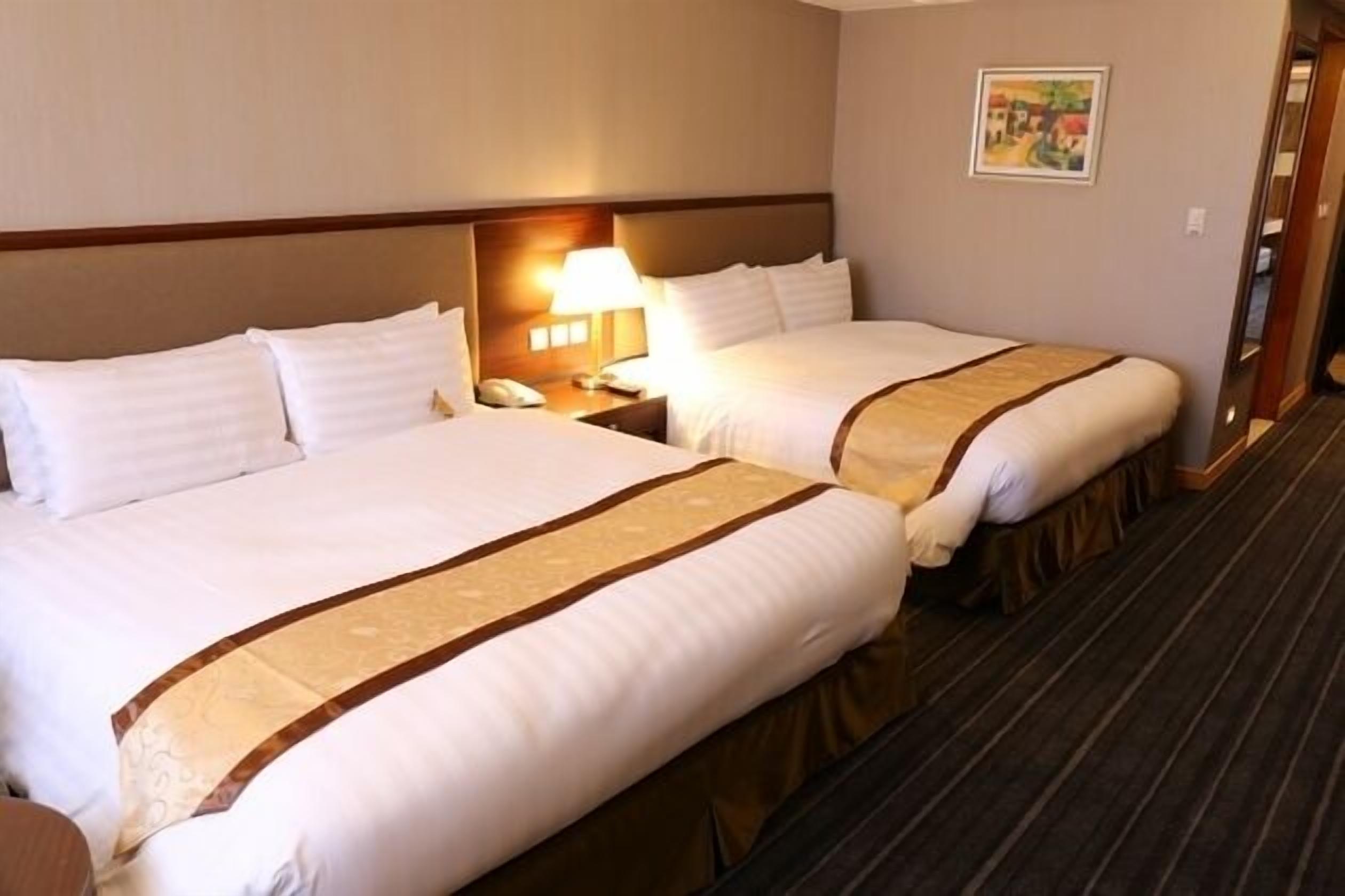 羽毛の掛け布団、セーフティボックス (室内)、ノートパソコン用作業スペース、遮光カーテン