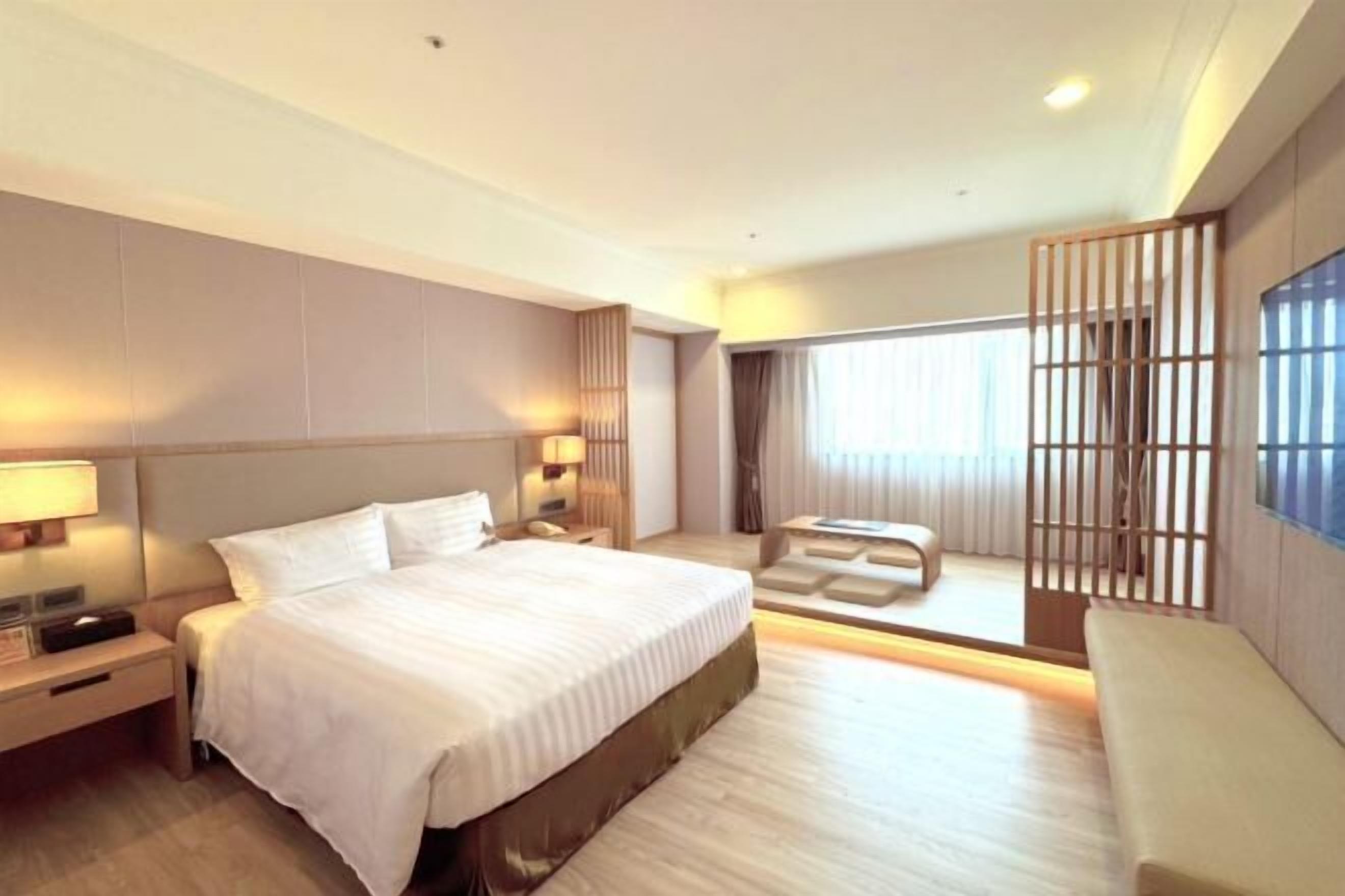 羽毛の掛け布団、セーフティボックス (室内)、ノートパソコン用作業スペース、遮光カーテン