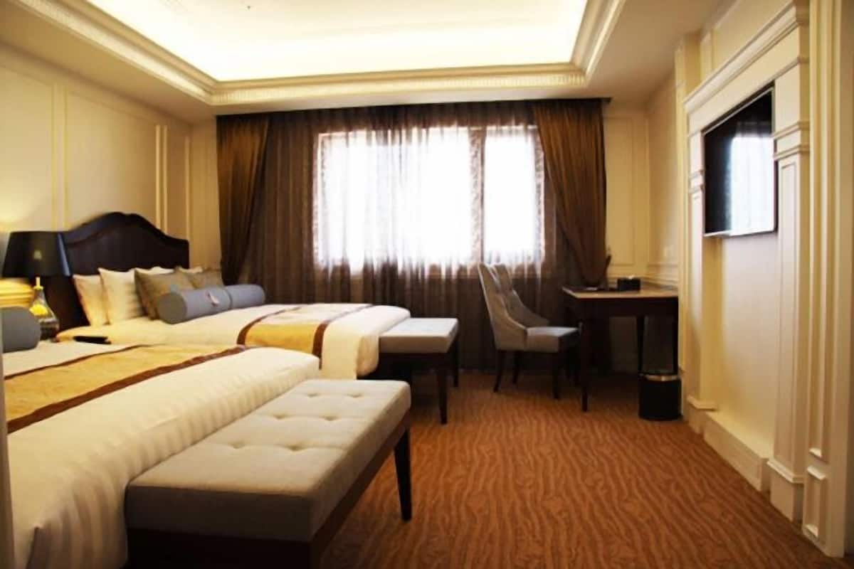 Down comforters, in-room safe, laptop workspace, blackout drapes