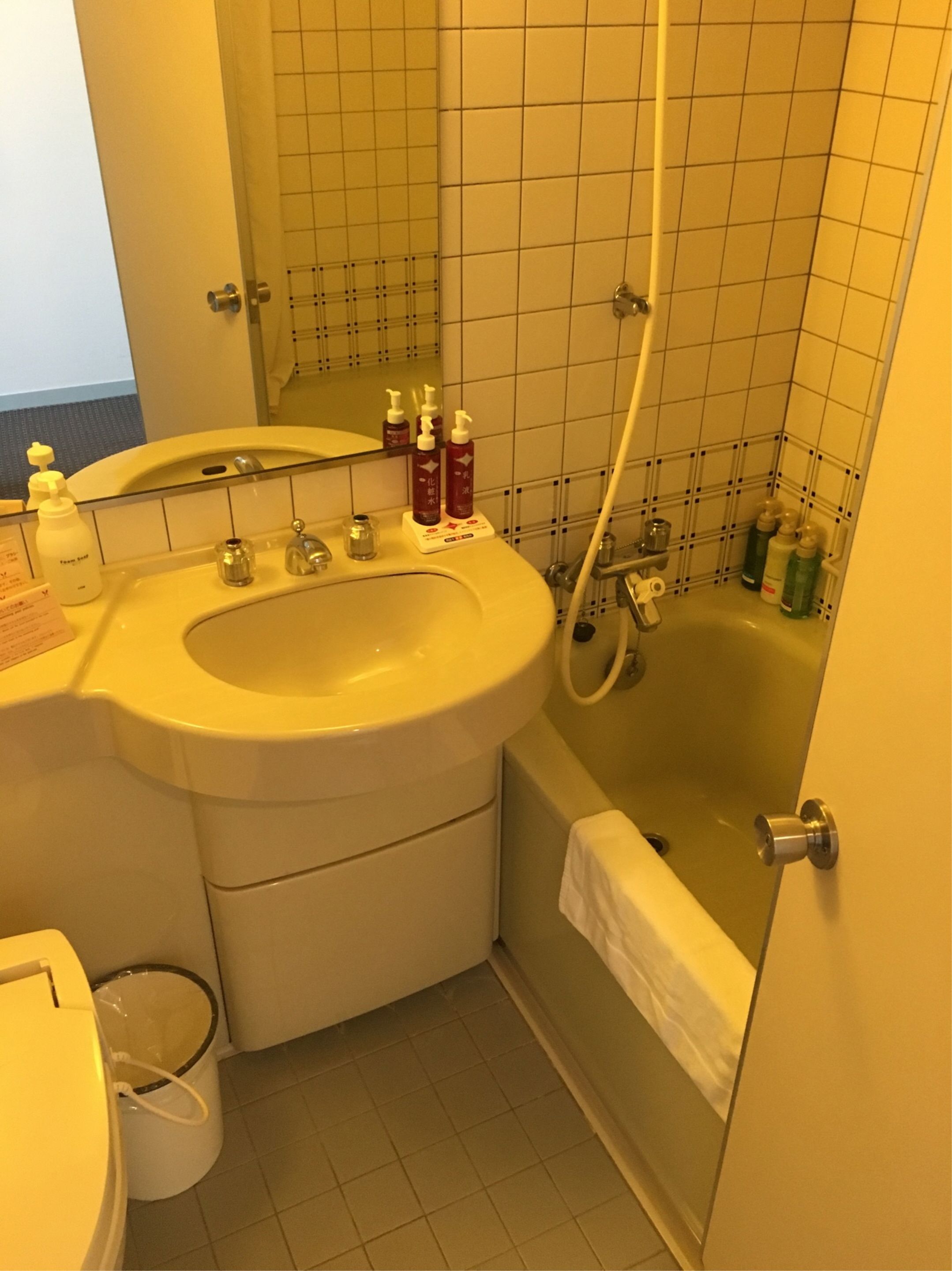 combined shower/bathtub, deep-soaking bathtub, free toiletries