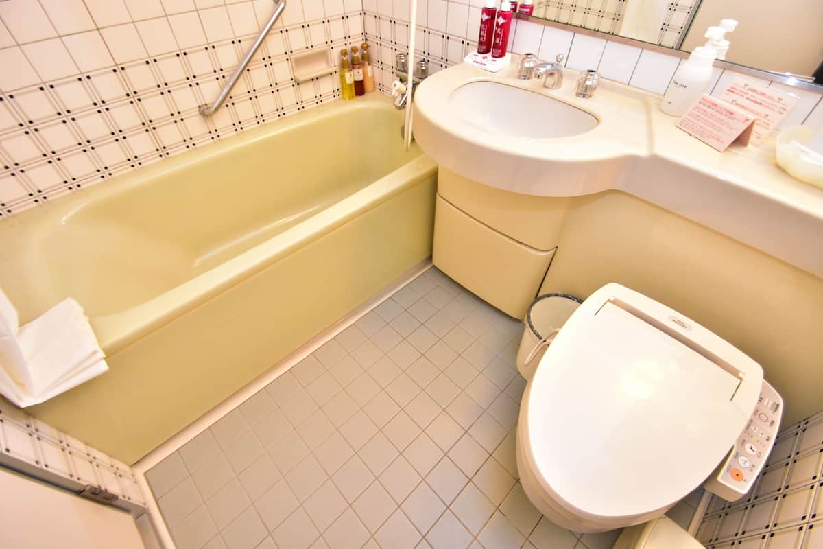combined shower/bathtub, deep-soaking bathtub, free toiletries