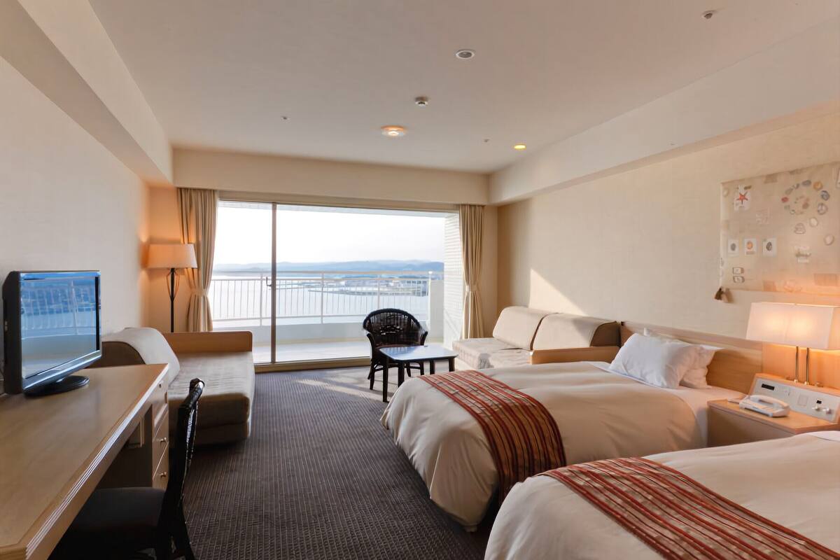 quadruple room, non smoking, ocean view | living area | tv