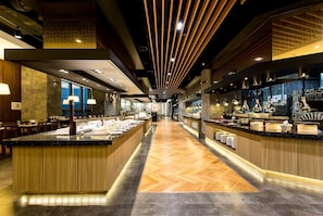 2 restaurants servant le petit déjeuner, spécialités Cuisine japonaise