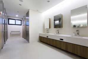 Shower, free toiletries, hair dryer, bathrobes - Hotel Logenir (Gimcheon)