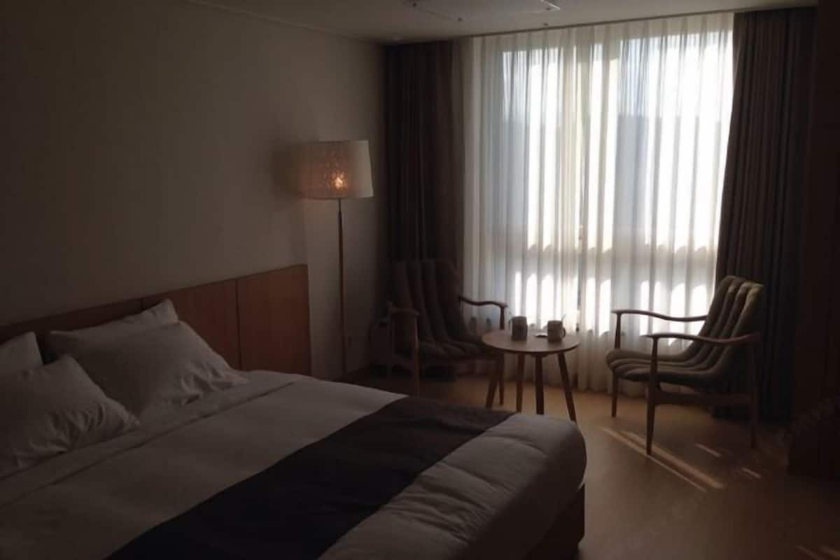Värdeförvaringsskåp på rummet, skrivbord och mörkläggningsgardiner