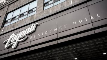 Señal de hotel con el nombre 'Lager' y 'Residence Hotel', indicando un hotel con servicios de residencia.