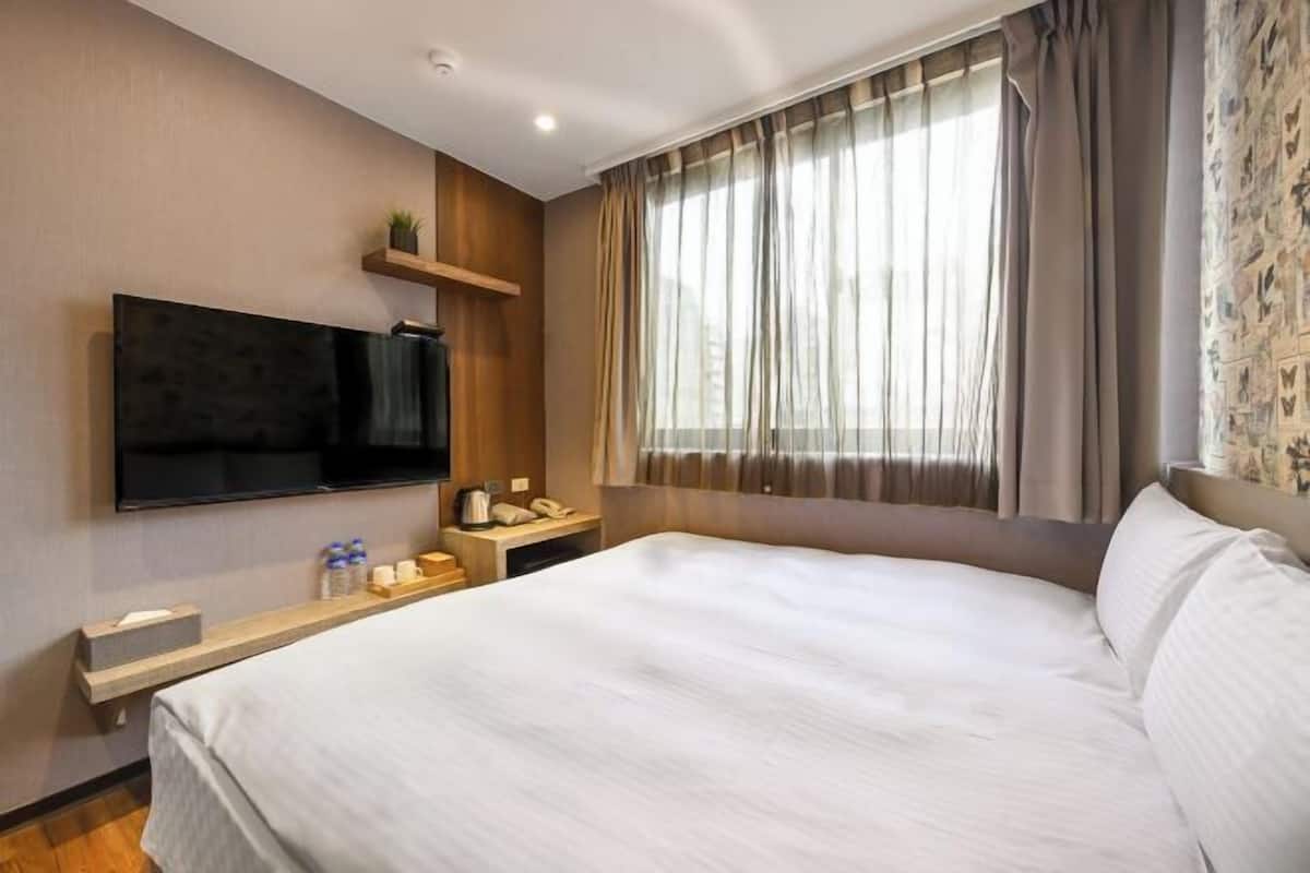 1 bedroom, down duvets, blackout curtains, free WiFi