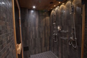 Bathroom shower - Majatalo Onnela (Tuusula)