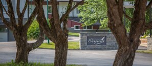 A sign with the name "Majatalo Onnetta" in front of a building. - Majatalo Onnela (Tuusula)