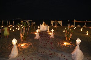 Plage privée, chaises longues, parasols, bar de plage