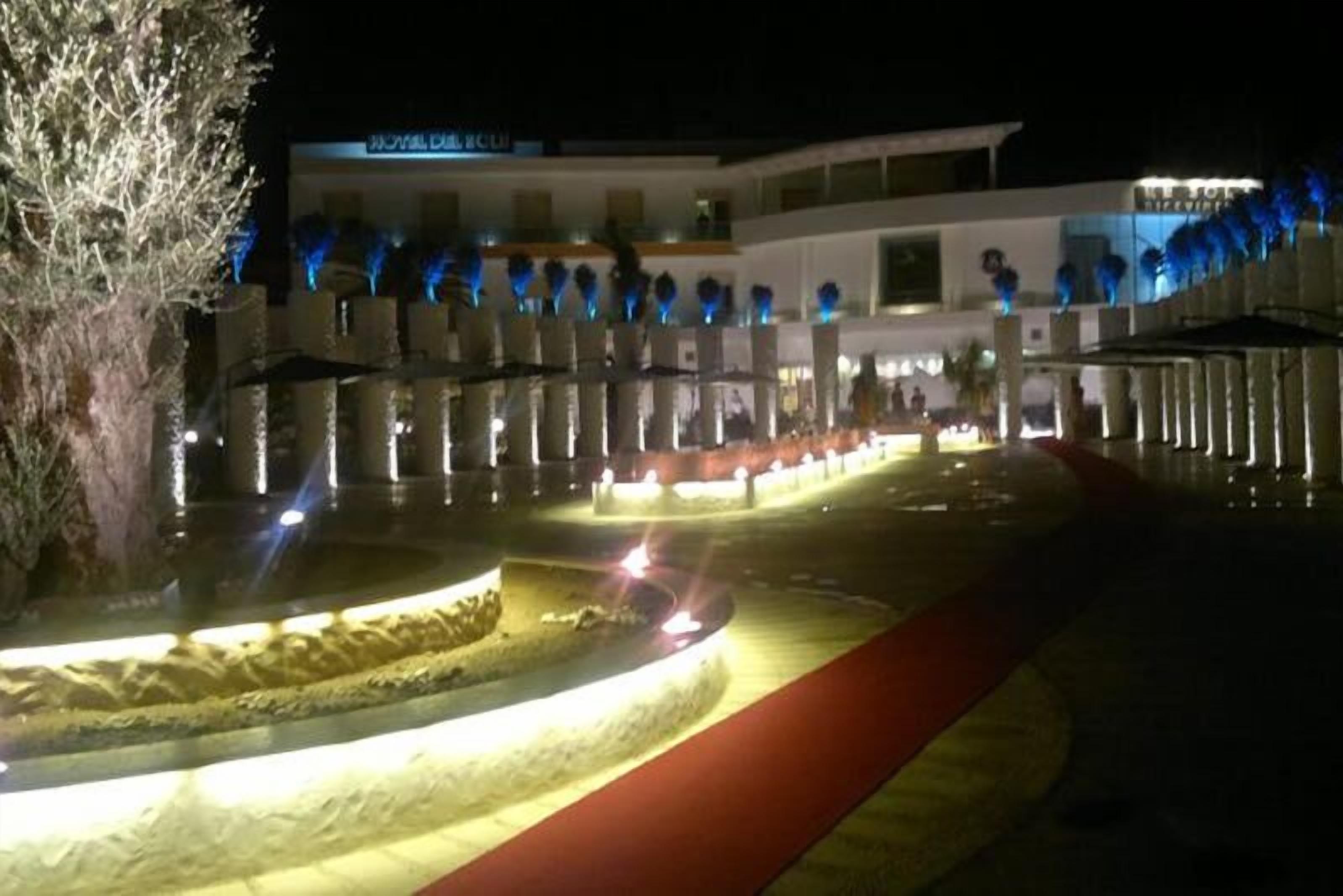 Ein Hotel mit Innenhof, rotem Teppich und blauen Lichterketten.