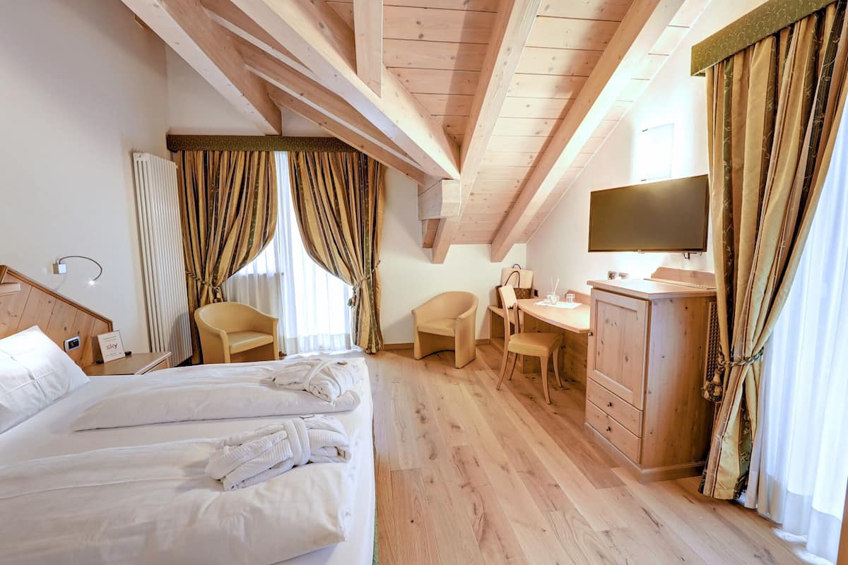 standard double or twin room | premium bedding, down duvets, minibar, in-room safe