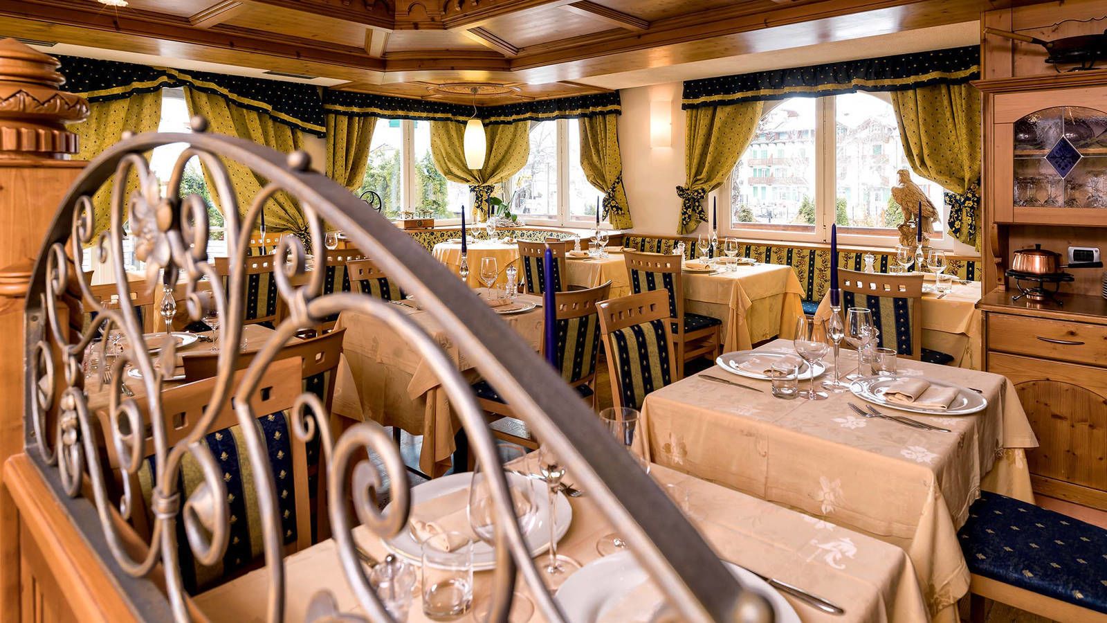 2 restaurants, dinner served, international cuisine