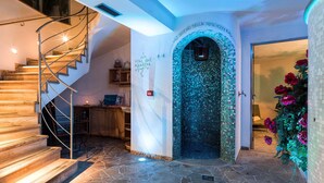 A staircase leading to a room with a mosaic wall and a sign reading "Vital Bar Aquarena". - Leading Relax Hotel Maria (Moena)