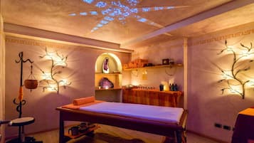 Couples treatment room(s), sauna, hot tub, steam room