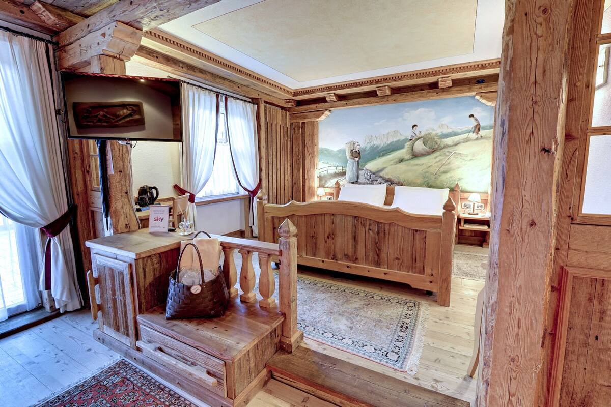 suite | premium bedding, down duvets, minibar, in-room safe