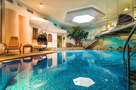 Una piscina techada. Leading Relax Hotel Maria