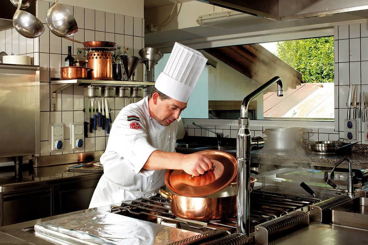 2 restaurants, dinner served, international cuisine