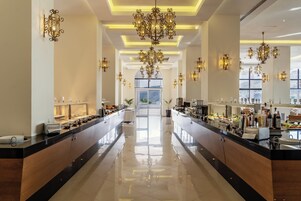 3 restaurants, breakfast, lunch, dinner served; international cuisine