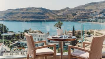 3 restaurants, breakfast, lunch, dinner served; international cuisine