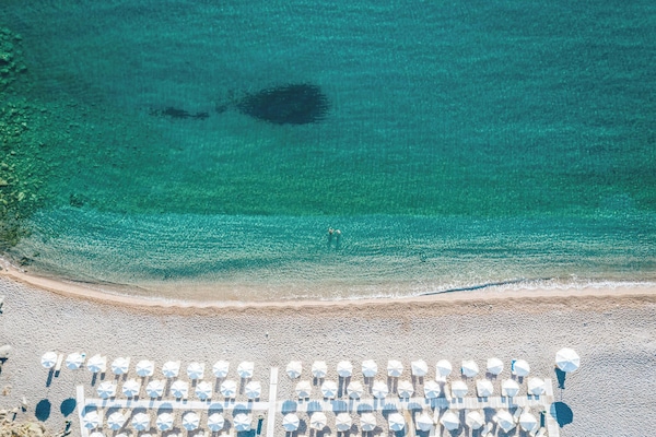 On the beach, black sand, free beach shuttle, sun loungers