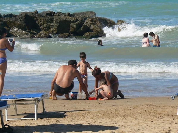 Plage, chaises longues, parasols, serviettes de plage