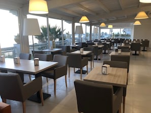 Petit déjeuner continental (7 EUR par personne)