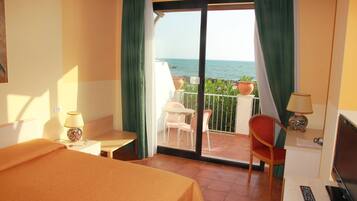 Doppia Classic, vista mare | Biancheria da letto di alta qualità, minibar, una cassaforte in camera