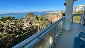 Un balcón con vista a la playa y al océano.