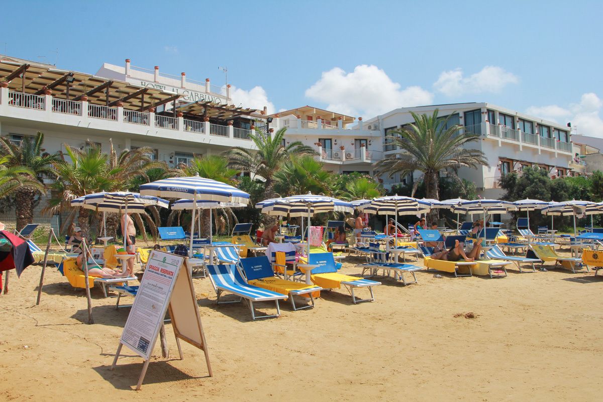 Plage, chaises longues, parasols, serviettes de plage