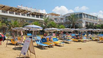 Plage, chaises longues, parasols, serviettes de plage