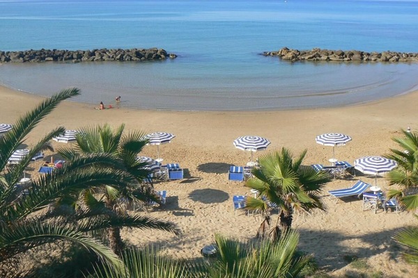 Sulla spiaggia, lettini da mare, ombrelloni, teli da spiaggia