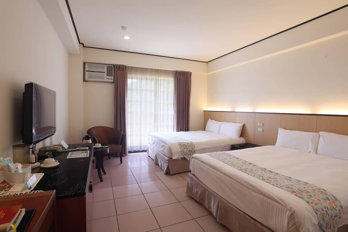 Down duvets, in-room safe, blackout curtains, free WiFi