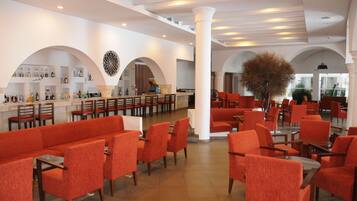 Sarapan prasmanan setiap hari (EUR 3.5 per orang)