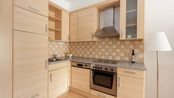 Standard Studio | Private kitchen | Full-size fridge, microwave, oven, stovetop