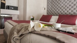 Ein ordentlich eingerichtetes Hotelzimmer mit einem Bett, einem Nachttisch, einer Tasse, einem Stift und einer Karte.
