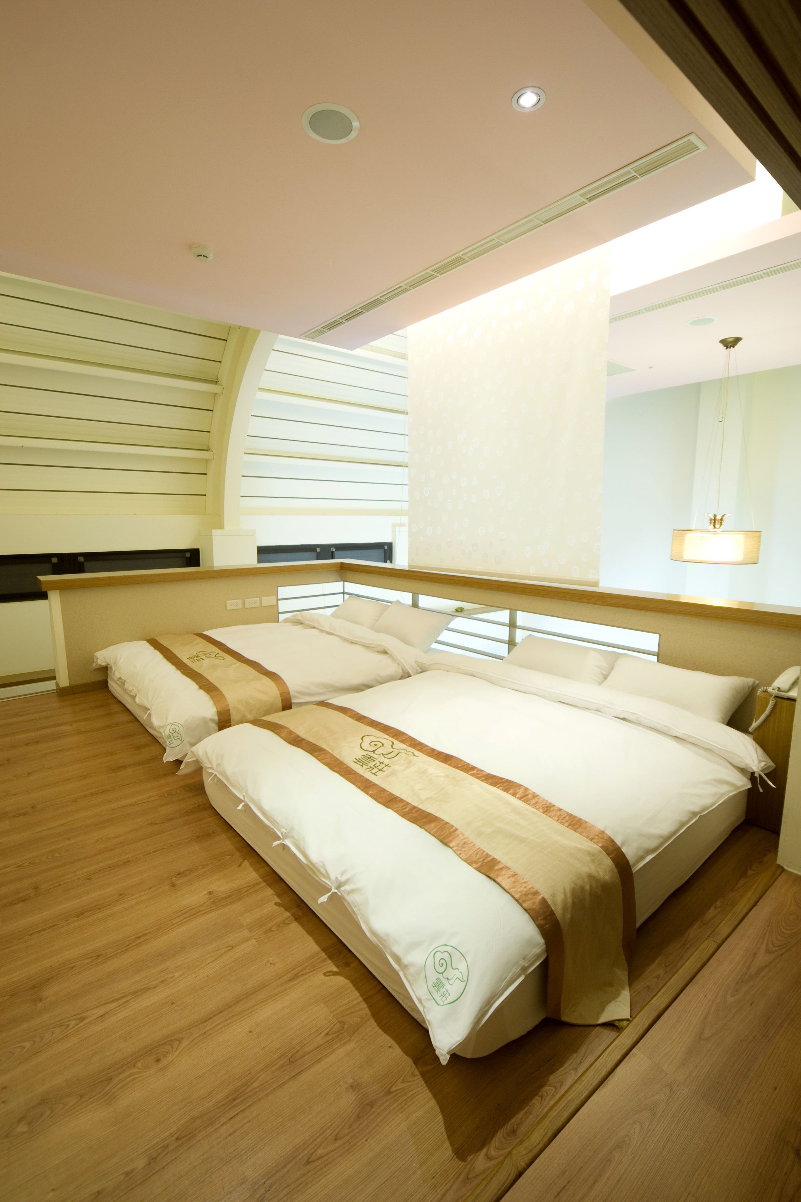 أغطية فراش متميزة وألحفة محشوة بالريش ومكتب وستائر تعتيم