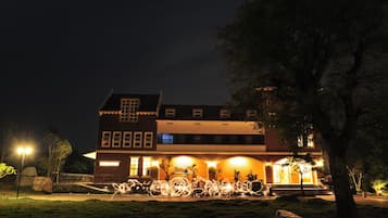 住宿正面 (夜晚)