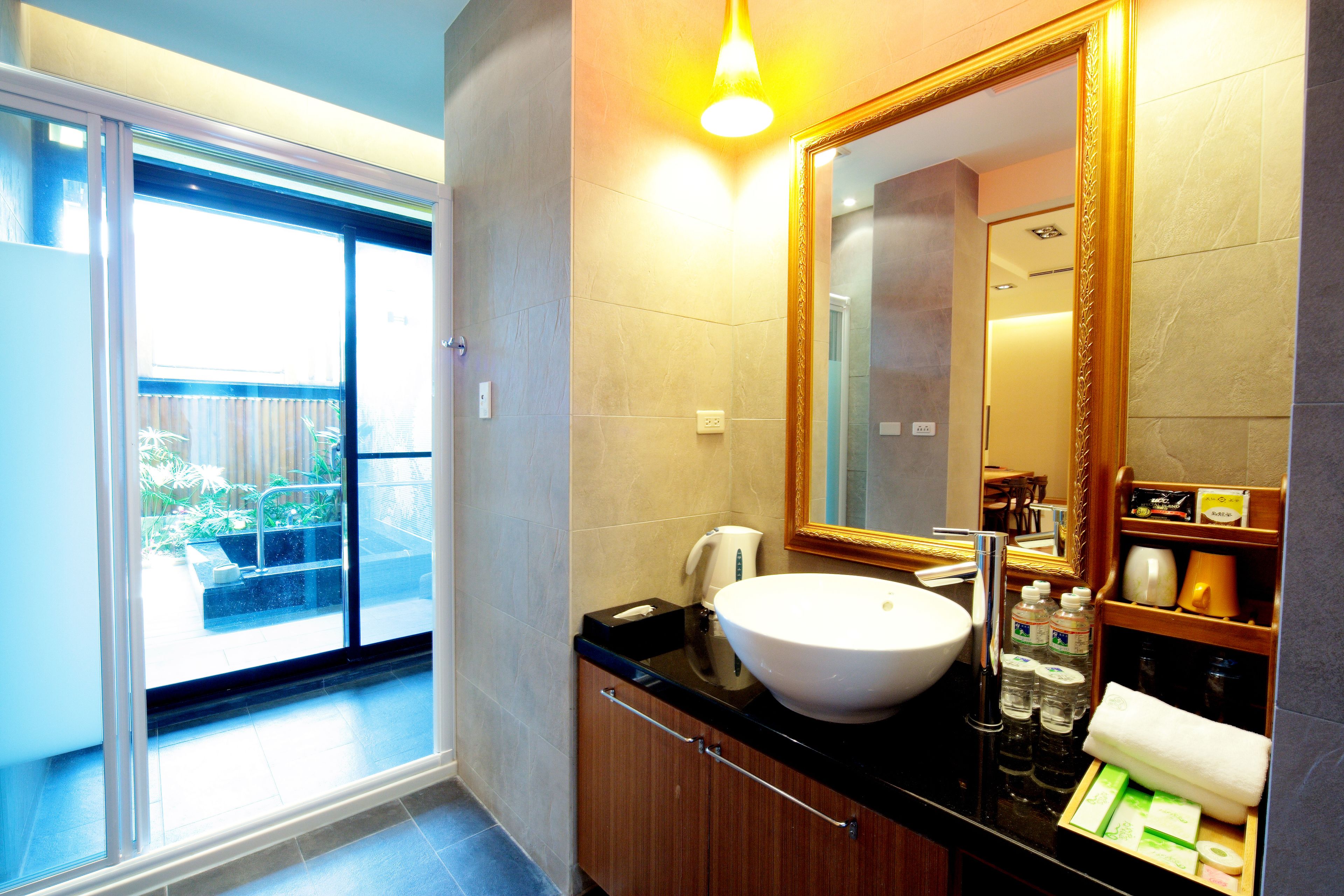 double room, 1 king bed | bathroom | separate bathtub and shower, deep-soaking bathtub, free toiletries