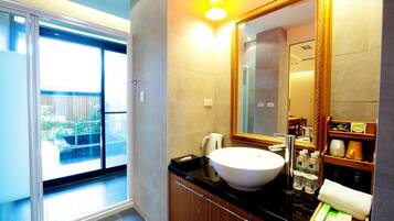 Double Room, 1 King Bed | Bathroom | Separate tub and shower, deep soaking tub, free toiletries, hair dryer